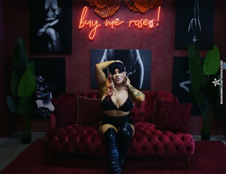 Nahá fotka uniklých OnlyFans od Taya Valkyrie