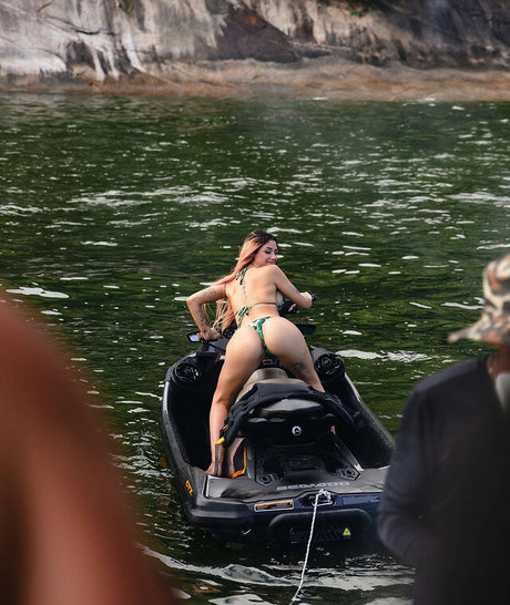 Azzy OnlyFansリークヌード写真