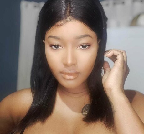 Naken lekkede OnlyFans-bilde av Ilovecaramel