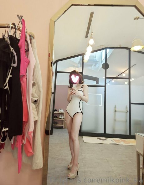 Naken lekkede OnlyFans-bilde av Milkpinksia