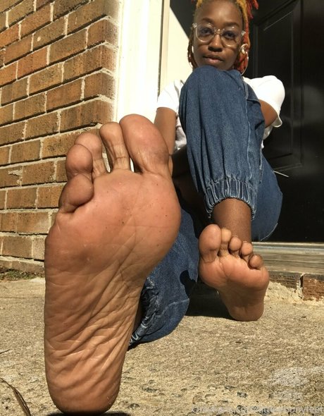 Littleebonyfeet