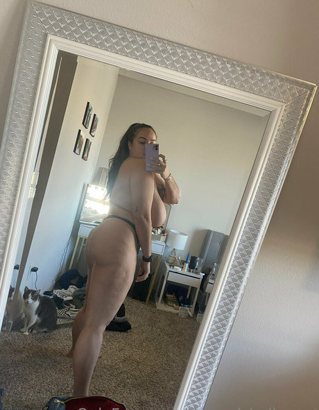 Alasti lekkinud OnlyFans-i pilt Therealshelbyxo
