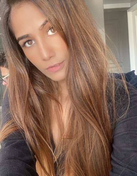 Nahá fotka uniklých OnlyFans od Poonampandeytv