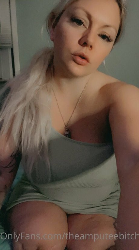 Theamputeebitch