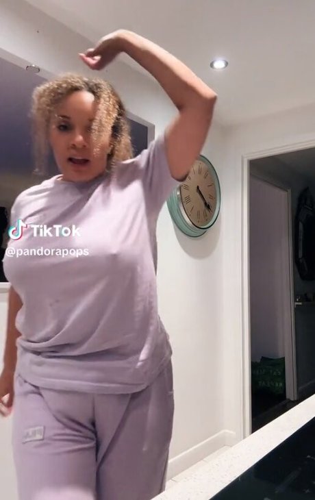 Naken lekkede OnlyFans-bilde av Pandora Christie