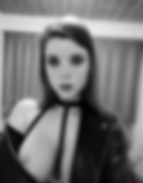 Naken lekkede OnlyFans-bilde av Themsvioletrose