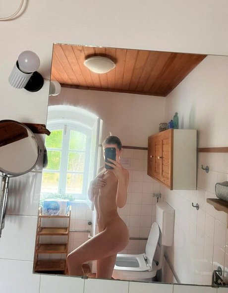 Naken läckt OnlyFans-bild av Lovelylaure