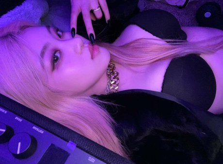 Nahá fotka uniklých OnlyFans od Allissa Shin