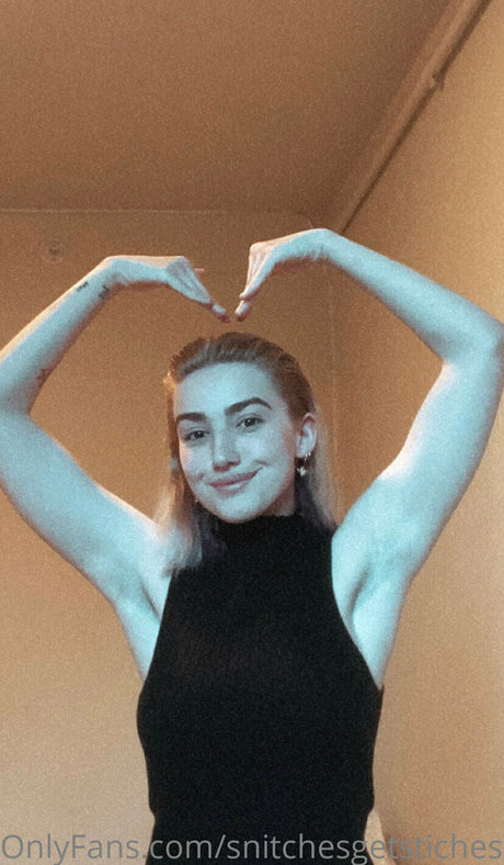 Naken lekkede OnlyFans-bilde av Snitchesgetstiches