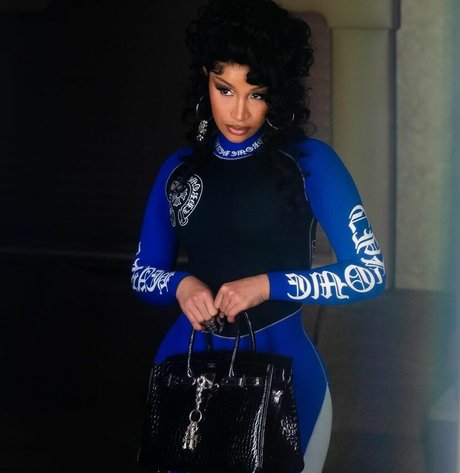 Nahá fotka uniklých OnlyFans od Cardi B