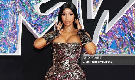 Naken lekkede OnlyFans-bilde av Cardi B