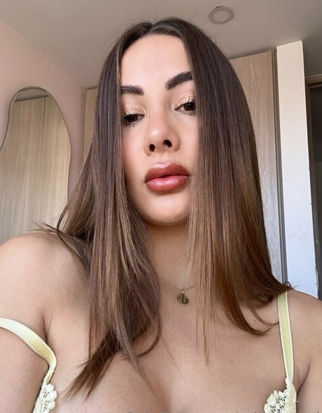 Nahá fotka uniklých OnlyFans od Mila Bernal