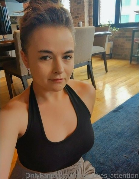 Chloelovesattention