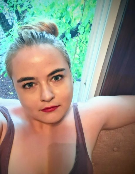 Chloelovesattention