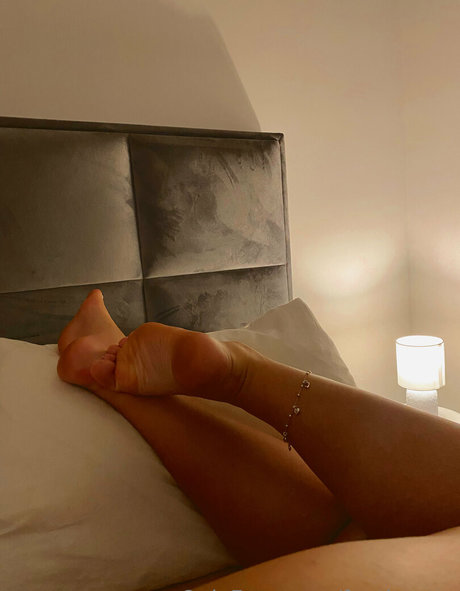 Naken läckt OnlyFans-bild av Feetloretta