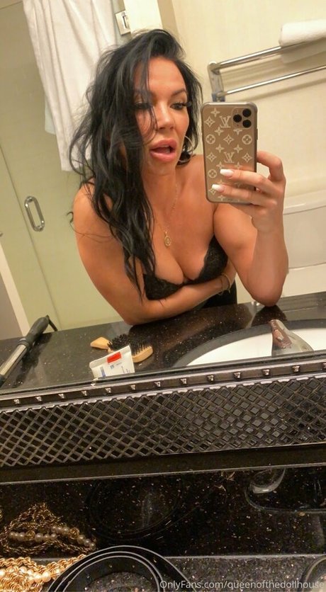 Queenofthedollhouse