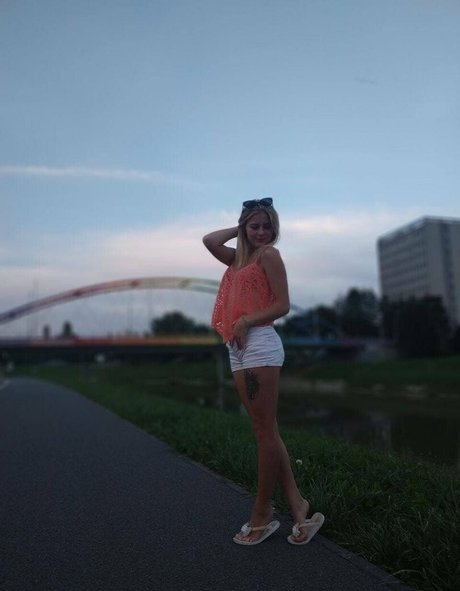 A_tendergirl_vialeti