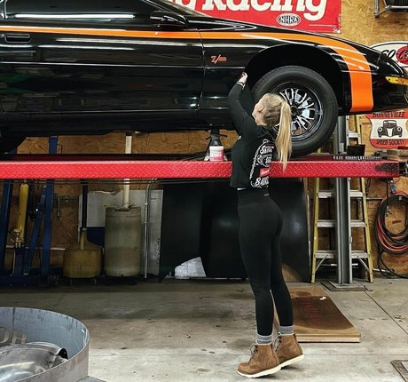 Naken lekkede OnlyFans-bilde av Britney Automotive