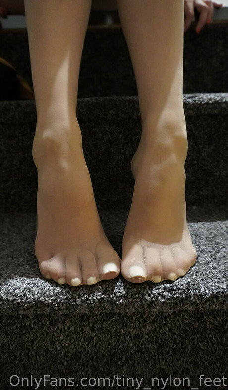 Naken läckt OnlyFans-bild av Tinynylonfeet