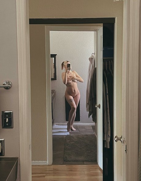Naken lekkede OnlyFans-bilde av Peachy Shea