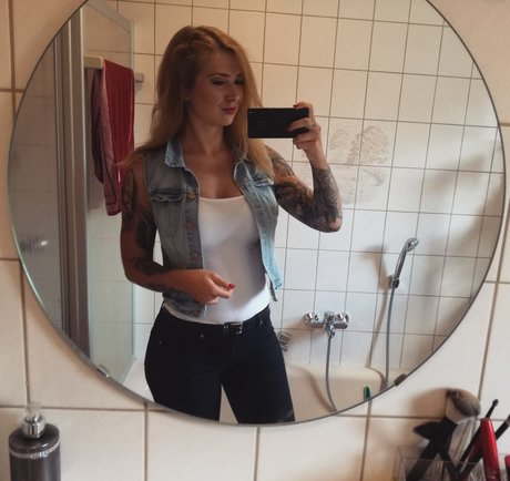 Naakte gelekte OnlyFans-foto van Lechl Sisters