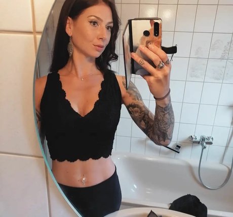 Naken lekkede OnlyFans-bilde av Lechl Sisters