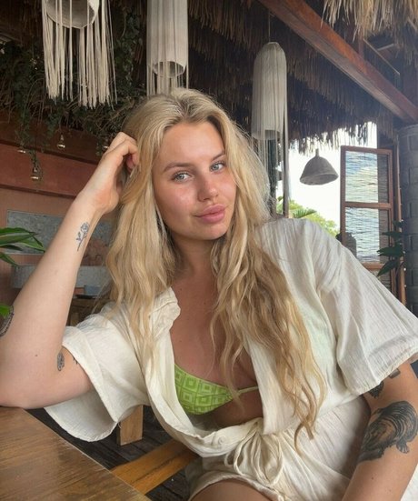 Naken lekkede OnlyFans-bilde av Felicia Aveklew