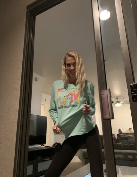 Hollyhotwife
