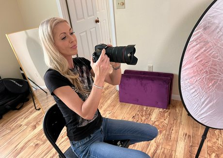 Hollyhotwife