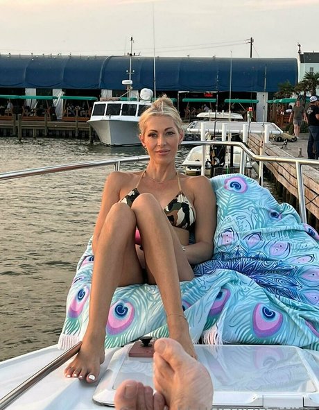 Hollyhotwife