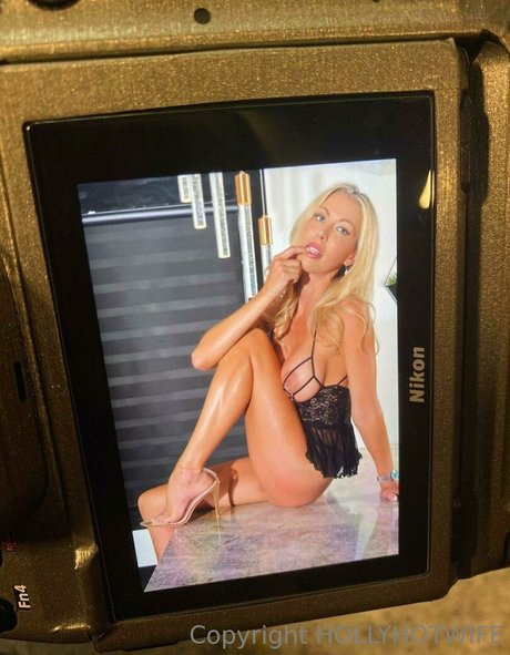 Hollyhotwife