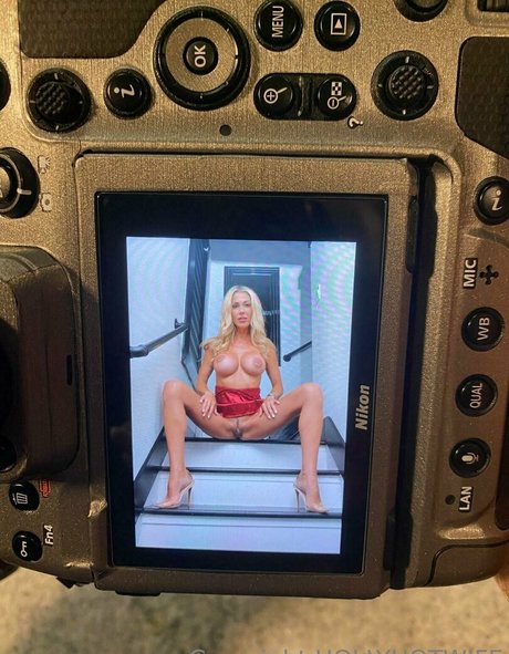 Hollyhotwife
