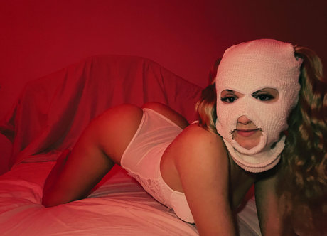 Naken lekkede OnlyFans-bilde av Bellabluntz