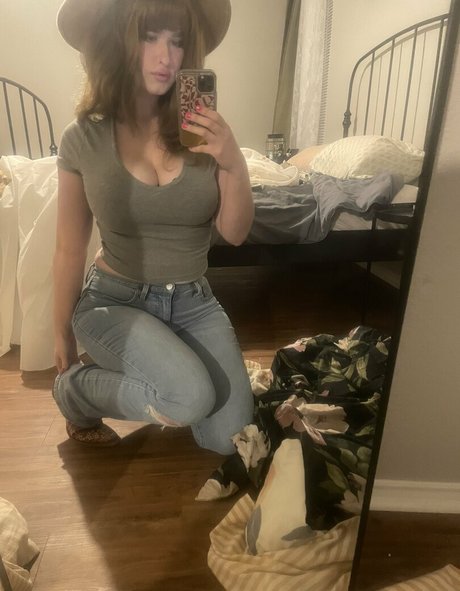 Обнаженная фотография утечки OnlyFans от Hollyhawthorne