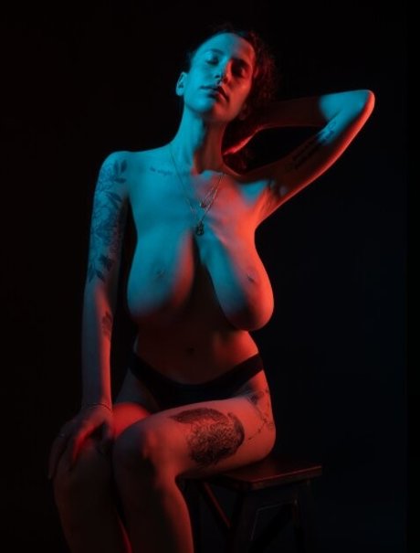 Alaston vuotanut OnlyFans-kuva Yasminavrahami