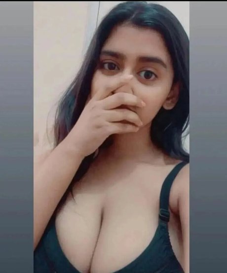 Nahá fotka uniklých OnlyFans od Sanjana Saba