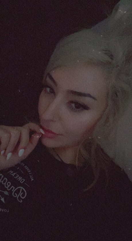 Naakte gelekte OnlyFans-foto van Sawina