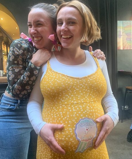 Naken lekkede OnlyFans-bilde av Hannah Witton