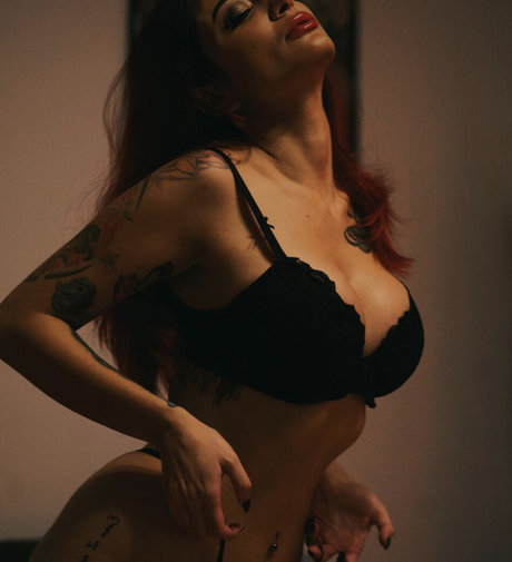 Обнаженная фотография утечки OnlyFans от Queenred