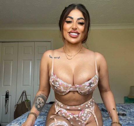 Nahá fotka uniklých OnlyFans od Priya Yasmin X