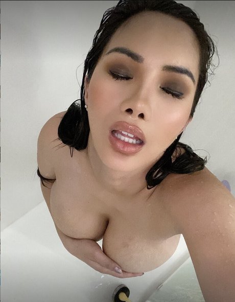 Nahá fotka uniklých OnlyFans od Xena Kai