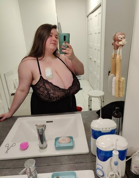Alasti lekkinud OnlyFans-i pilt Meloniekares