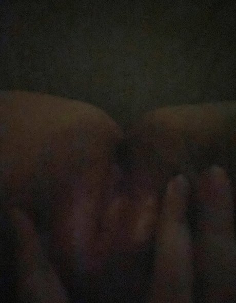 Naakte gelekte OnlyFans-foto van Uskyldigesara