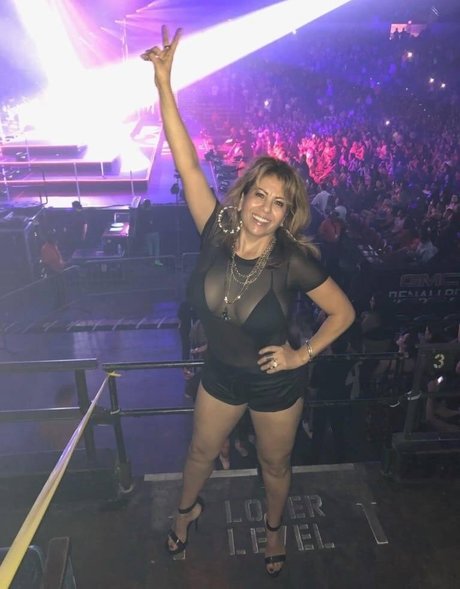 Naken lekkede OnlyFans-bilde av Mexymilf