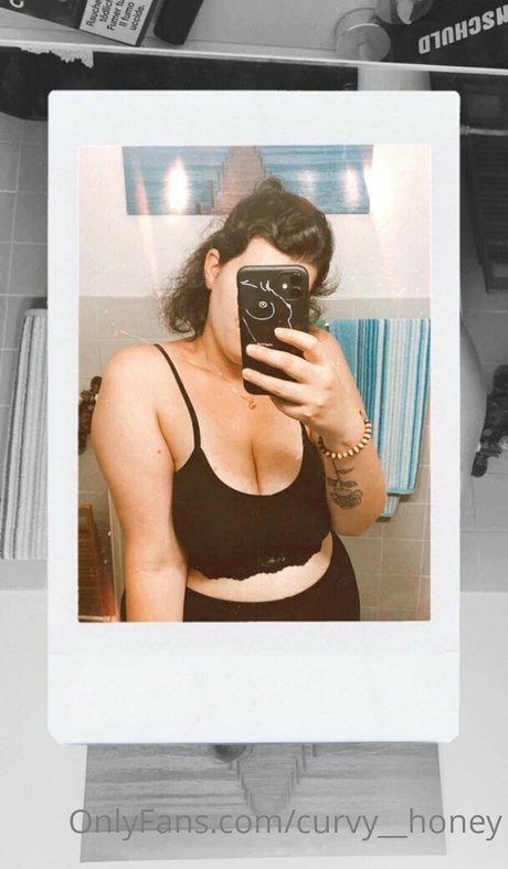 Alasti lekkinud OnlyFans-i pilt Curvyhoney