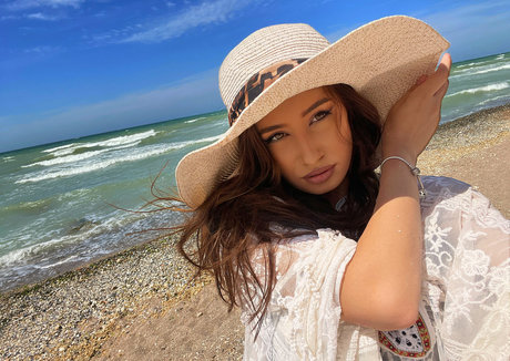 Nahá fotka uniklých OnlyFans od Madalinarmocanu