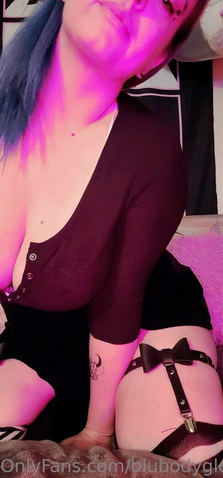 Alaston vuotanut OnlyFans-kuva Blubodygloss