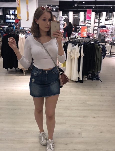 Naakte gelekte OnlyFans-foto van Yaboielina