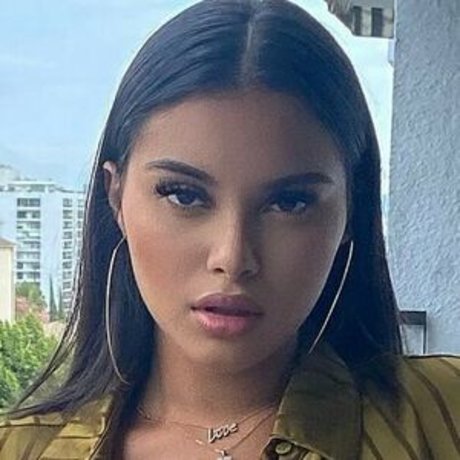 Naakte gelekte OnlyFans-foto van Aliana Mawla