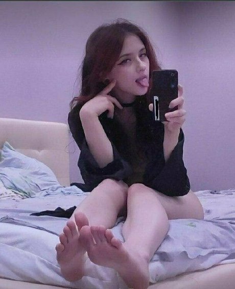 Nahá fotka uniklých OnlyFans od Meezee